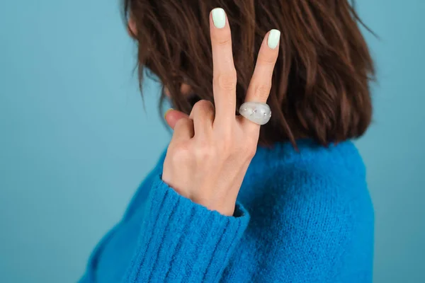 Close Shot Woman Hand Blue Knitted Sweater Large Bulky Green — Stock Photo, Image