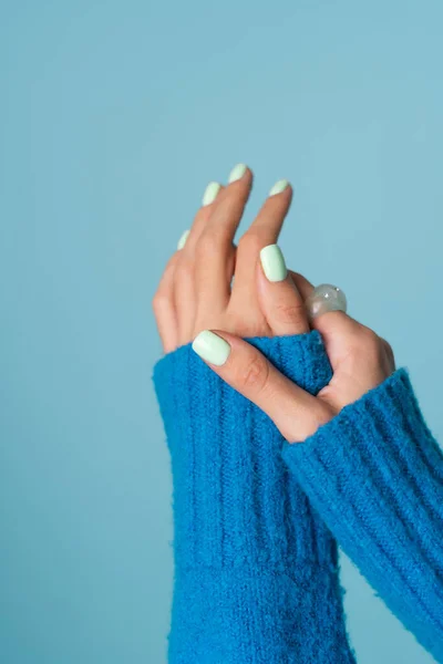 Close Shot Woman Hand Blue Knitted Sweater Large Bulky Green — Stock Photo, Image