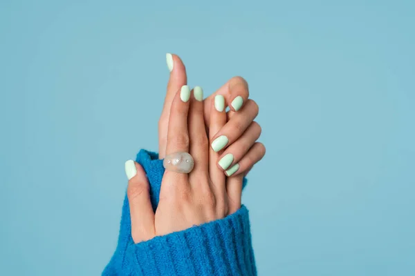 Fechar Tiro Mão Uma Mulher Suéter Malha Azul Com Grande — Fotografia de Stock