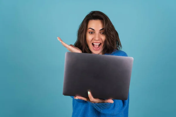 Jovem Mulher Uma Camisola Malha Isolada Mantém Laptop Olha Para — Fotografia de Stock