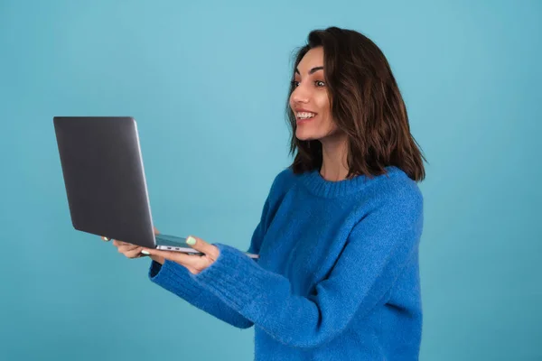 Jovem Mulher Uma Camisola Malha Isolada Mantém Laptop Olha Para — Fotografia de Stock