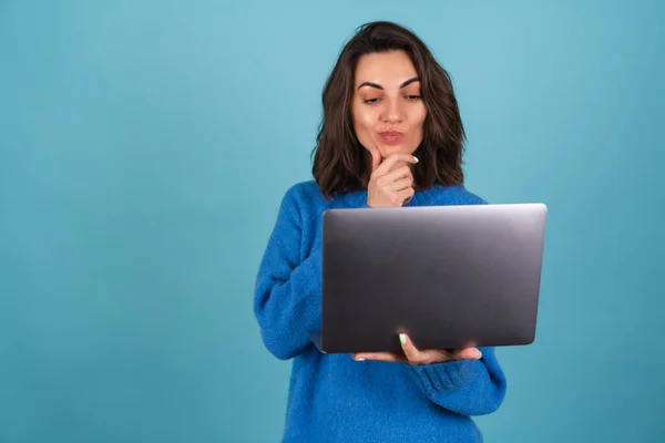 Jovem Mulher Uma Camisola Malha Isolada Segurando Laptop Olhando Para — Fotografia de Stock
