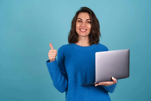 Jovem Mulher Camisola Malha Isolado Segurando Laptop Olhando Para Tela — Fotografia de Stock