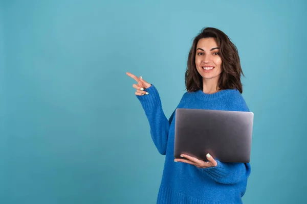 Jovem Mulher Uma Camisola Malha Isolada Segura Laptop Olha Para — Fotografia de Stock