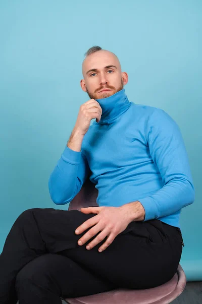 Jovem Com Uma Barba Vermelha Uma Gola Alta Fundo Azul — Fotografia de Stock