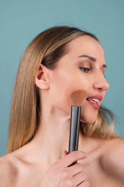 Närbild Skönhetsporträtt Topless Kvinna Med Perfekt Hud Och Naturlig Makeup — Stockfoto