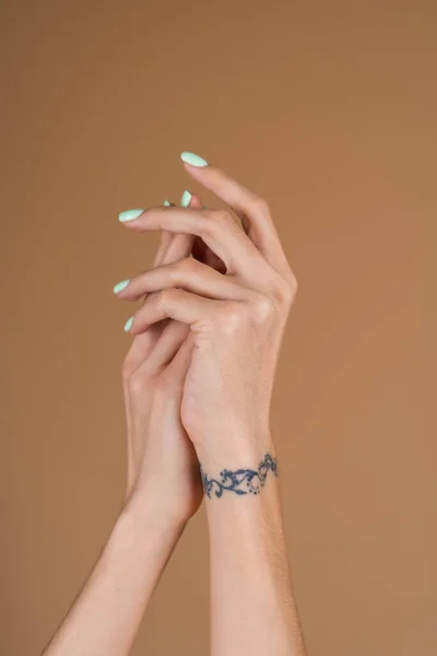 Půvabné Ženské Ruce Tenkými Dlouhými Prsty Mátovou Tyrkysovou Manikúrou Béžovém — Stock fotografie