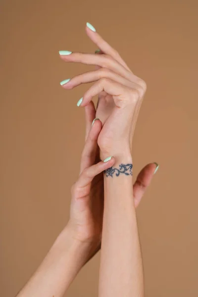 Mãos Femininas Graciosas Com Dedos Longos Finos Manicure Turquesa Casa — Fotografia de Stock