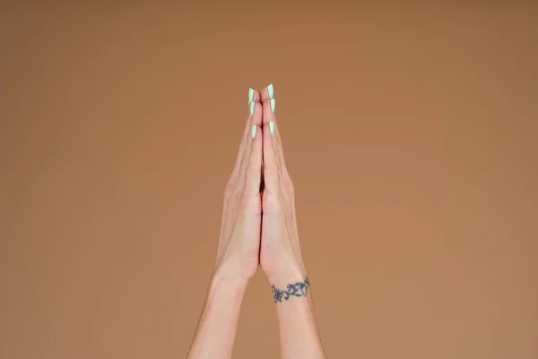Mãos Femininas Sobre Fundo Bege Gesto Oração Esperança — Fotografia de Stock