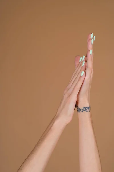Ženské Ruce Béžovém Pozadí Tleskající Svislý Rám — Stock fotografie