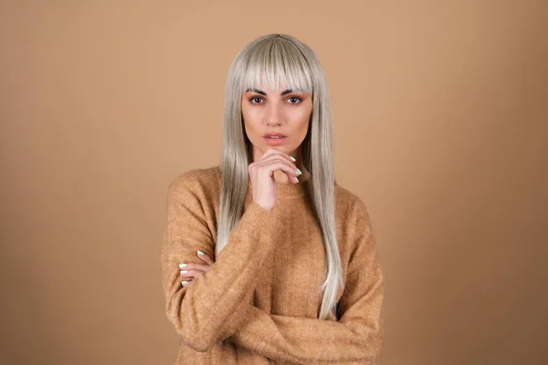 Blondes Mädchen Mit Pony Und Braunem Make Tagsüber Einem Pullover — Stockfoto