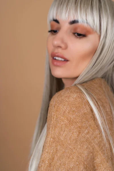 Blonde Girl Bangs Brown Daytime Make Sweater Beige Background Sensual — Stock Photo, Image