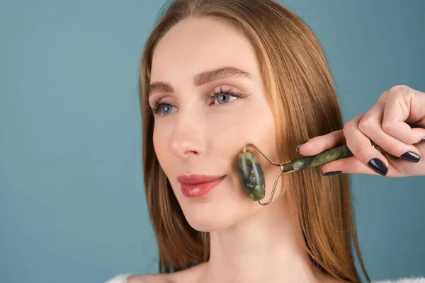 Close Retrato Beleza Uma Mulher Com Pele Perfeita Maquiagem Natural — Fotografia de Stock