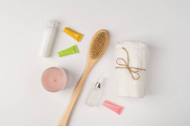 Düz banyo kozmetik seti. Çevre dostu ahşap fırça, temiz temiz havlu ve beyaz arka planda mum..