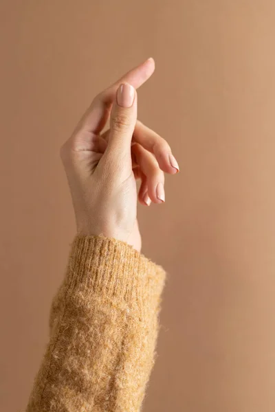Půvabná Ruka Dívky Tenkými Prsty Módní Pastelově Béžová Nahá Manikúra — Stock fotografie