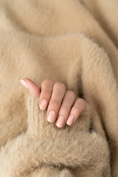 Půvabné Tenké Prsty Dívky Módní Pastelovou Manikúrou Načechraným Měkkým Svetrem — Stock fotografie