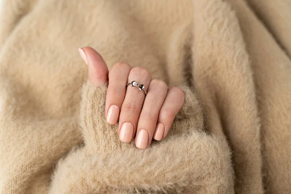 Půvabné Tenké Prsty Dívky Módní Pastelovou Nahou Manikúrou Načechraným Měkkým — Stock fotografie