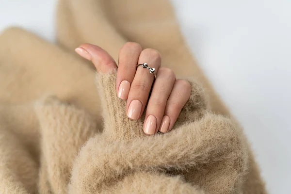 Dedos Finos Graciosos Uma Menina Com Uma Manicure Nua Pastel — Fotografia de Stock