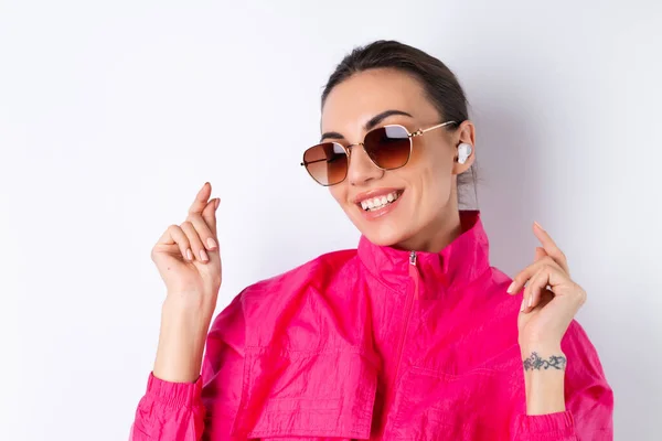 Стильна Молода Жінка Яскраво Рожевій Спортивній Куртці Модні Сонцезахисні Окуляри — стокове фото