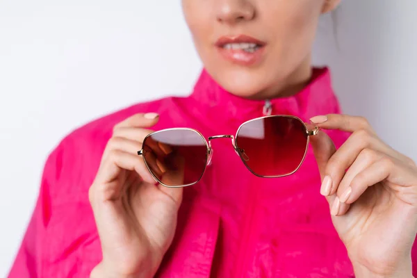 Jovem Elegante Uma Jaqueta Esportes Rosa Brilhante Segurando Óculos Sol — Fotografia de Stock