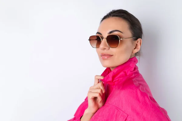 Snygg Ung Kvinna Ljus Rosa Sport Jacka Trendiga Solglasögon Vit — Stockfoto