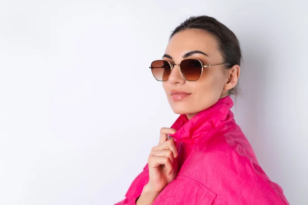 Mujer Joven Con Estilo Una Chaqueta Deportiva Color Rosa Brillante —  Fotos de Stock