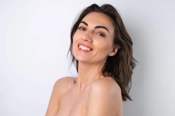 Close Retrato Beleza Uma Mulher Topless Com Pele Perfeita Maquiagem — Fotografia de Stock