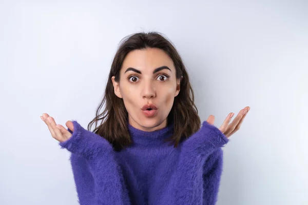 Eine Junge Frau Lila Weichen Pullover Hintergrund Zuckt Entsetzt Ungläubig — Stockfoto