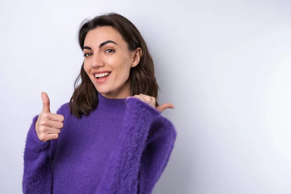 색부드러운 후줄근 스웨터를 여자가 명랑하게 미소짓고 활기가 넘치는 모습을 배경으로 — 스톡 사진