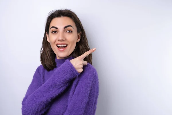 Junge Frau Lila Weichem Gemütlichem Pullover Vor Einem Hintergrund Niedlich — Stockfoto