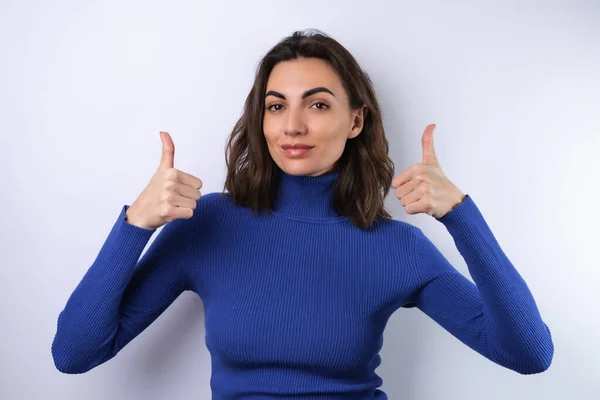 Young Woman Blue Golf Turtleneck White Background Confident Smile Smiling — Stock Photo, Image
