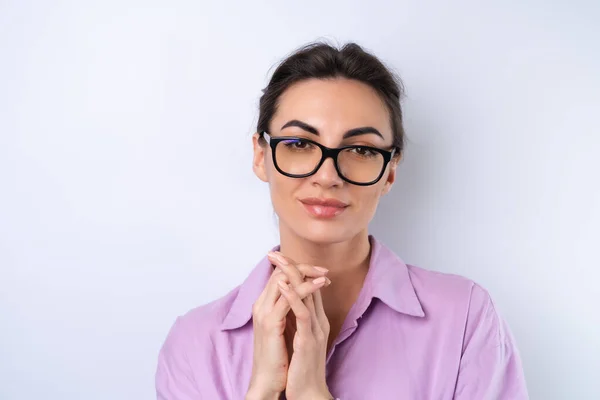 라일락 셔츠를 안경을 여자는 긍정적 시각을 갖는다 — 스톡 사진