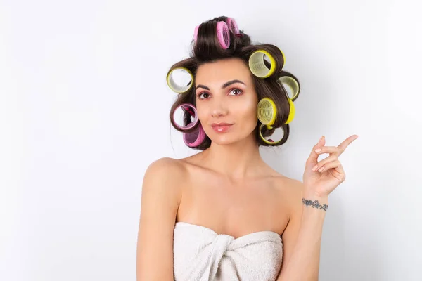 Linda Dona Casa Jovem Mulher Alegre Com Encrespadores Cabelo Ombros — Fotografia de Stock