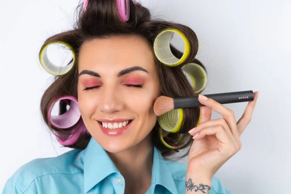 Hermosa Ama Casa Joven Mujer Alegre Con Rizadores Pelo Maquillaje —  Fotos de Stock