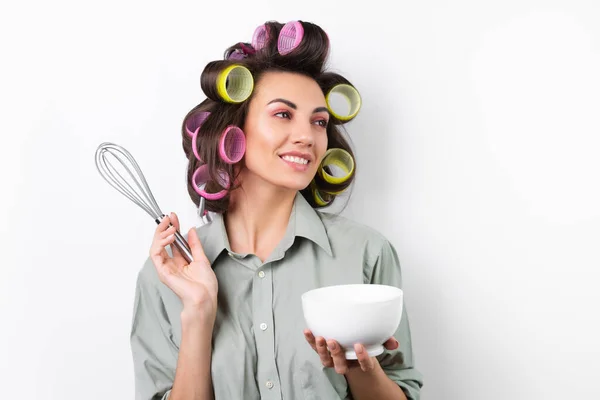 Linda Dona Casa Mulher Alegre Nova Com Encrespadores Cabelo Maquilagem — Fotografia de Stock