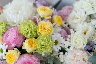 Şakayık ve kasımpatı renginde bir buket pastel.