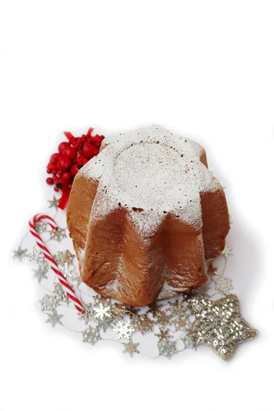 白い背景にお祝いの装飾が施されたプレート上のパンドラと呼ばれる伝統的なイタリアのクリスマスケーキ — ストック写真