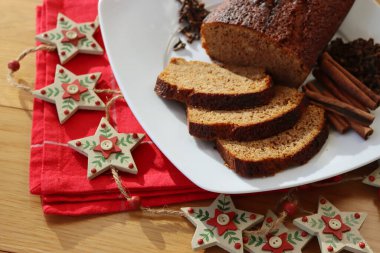Acı tasvirleri, çeşitli baharatlı geleneksel ev yapımı Fransız bayramı pastası. Ballı Fransız pastası, tarçın, zencefil, karanfil, yıldız anason