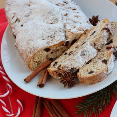 Geleneksel Alman tatlı ekmeği. Kuru üzümlü ve şekerli meyveler. Adı da Stollen.