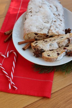 Geleneksel Alman tatlı ekmeği. Kuru üzümlü ve şekerli meyveler. Adı da Stollen.