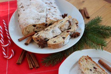 Geleneksel Alman tatlı ekmeği. Kuru üzümlü ve şekerli meyveler. Adı da Stollen.