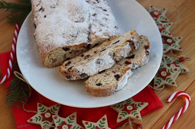Geleneksel Alman tatlı ekmeği. Kuru üzümlü ve şekerli meyveler. Adı da Stollen.