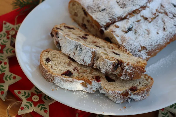 Pane Dolce Tradizionale Tedesco Con Uvetta Canditi Chiamato Stollen Piatto — Foto Stock