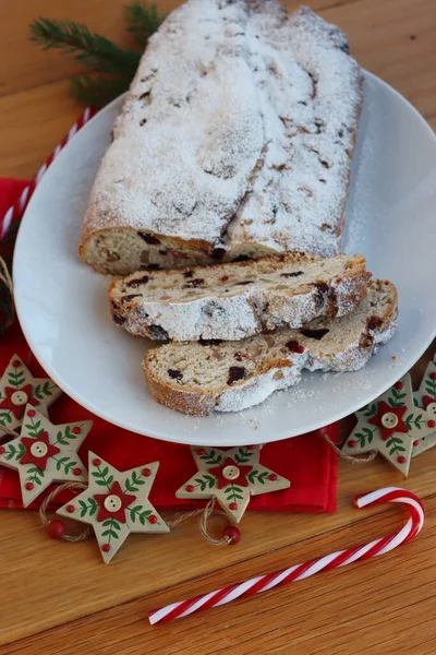 Традиционный Немецкий Сладкий Хлеб Изюмом Засахаренными Фруктами Stollen Тарелке Деревянном — стоковое фото