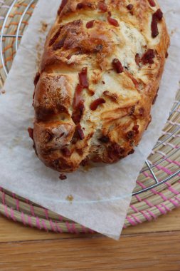 Tel askıda pastırmalı tam pişmiş ekmek.