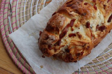 Tel askıda pastırmalı tam pişmiş ekmek.