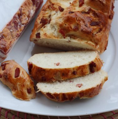 Ahşap bir tabakta domuz pastırmalı fırınlanmış ve dilimlenmiş ekmek