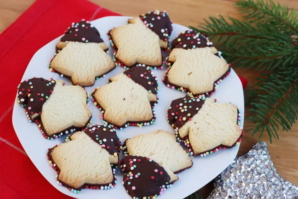 Biscoitos Natal Feitos Com Massa Curta Vidrados Com Chocolate Polvilhas — Fotografia de Stock