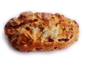 Beyaz arka planda izole edilmiş pastırmalı ekmek.