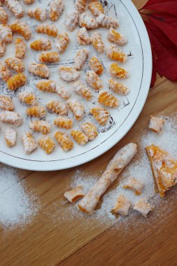 Geleneksel İtalyan balkabağı Gnocchi 'nin en iyi manzarası ahşap masada yemek yapmaya hazır.
